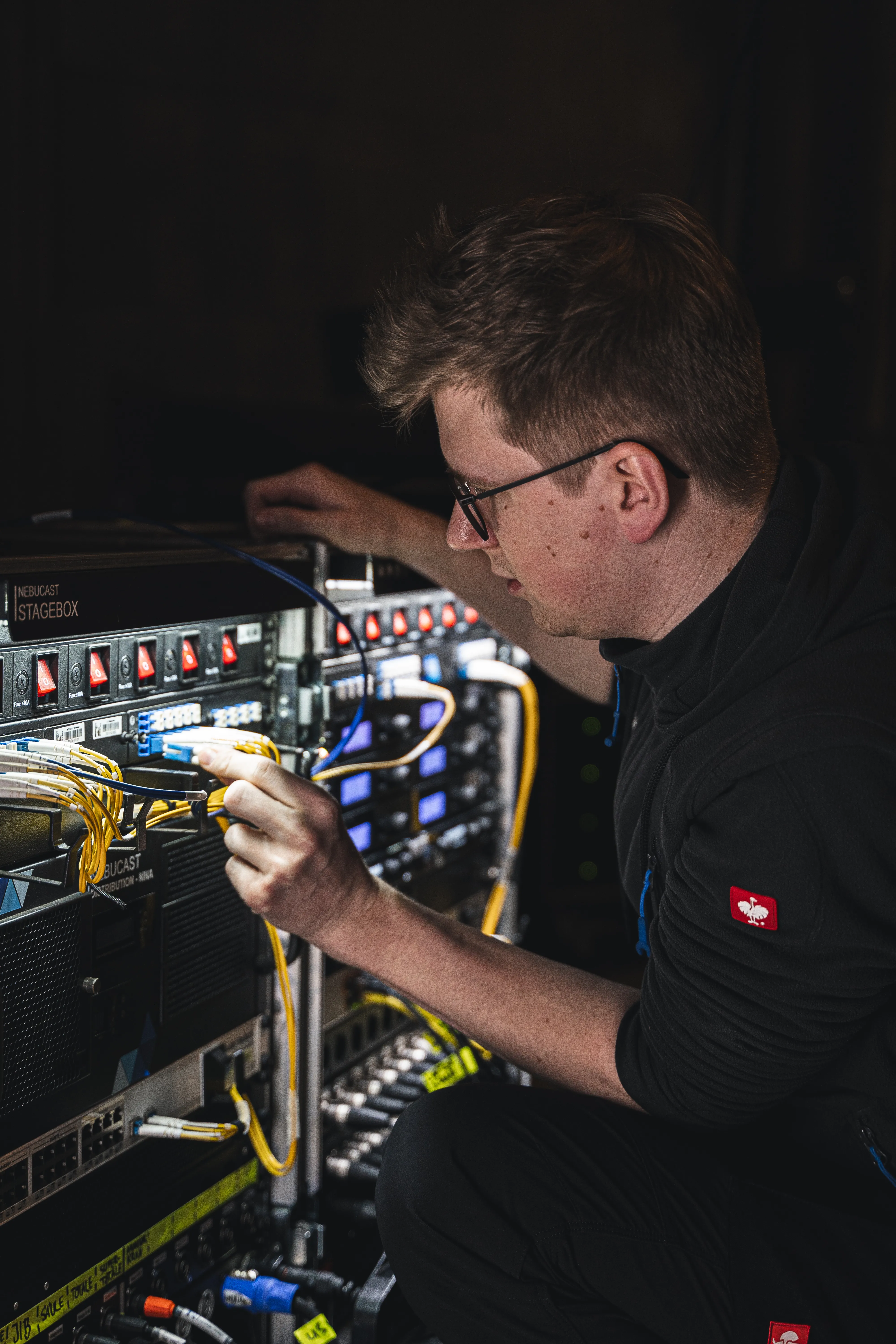 Mann vor Racks mit Kabeln